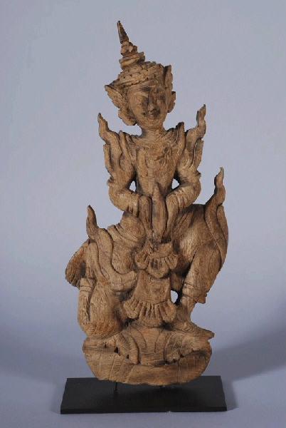 Personnage dansant, les deux mains jointes sur un objet