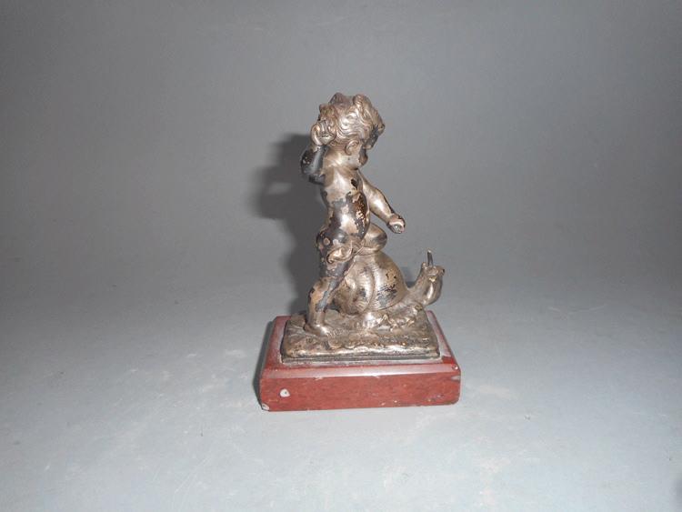 Amour chevauchant un escargot