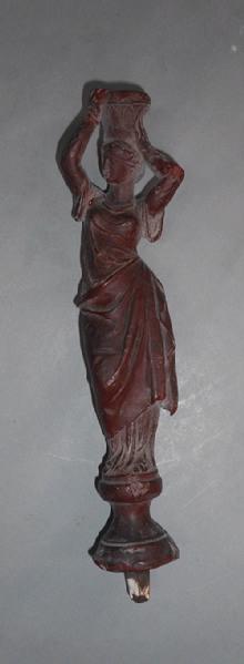 Femme de type grec avec un vase sur la tête (titre factice)