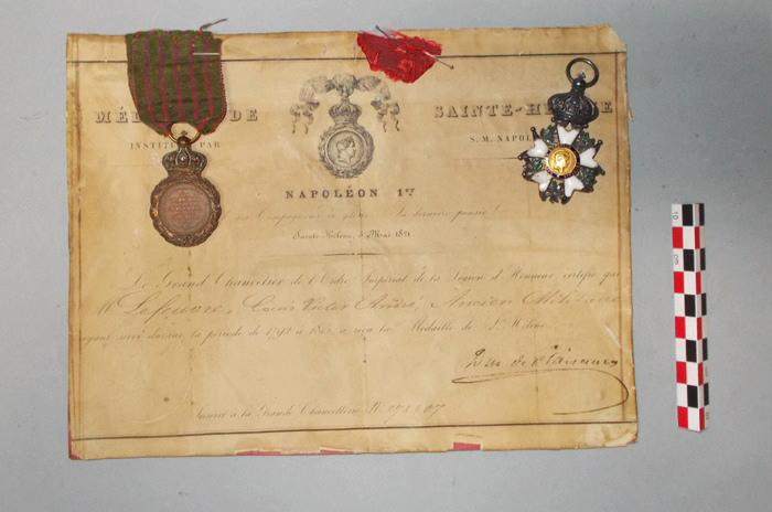 Médaille de Sainte Hélène (3) ; médaille de légion d'honneur