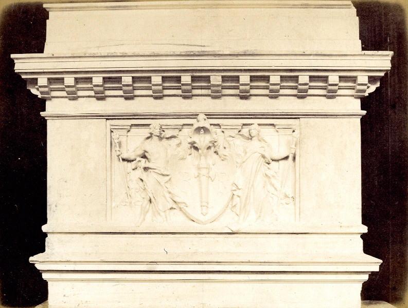 Bas-relief avec un homme et une femme entourant les instruments de la République