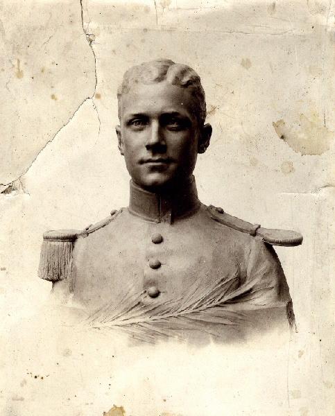 Buste de jeune soldat
