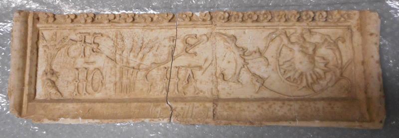 Bas relief avec ornements et inscriptions