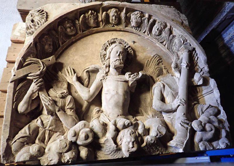 Buste de Christ dans une niche décorée