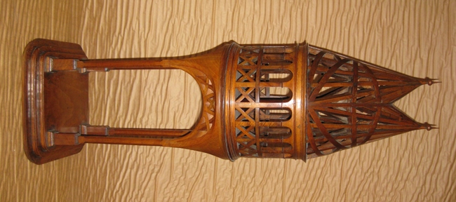 Petit campanile de bois ajouré