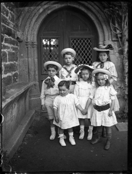 Enfants devant une église