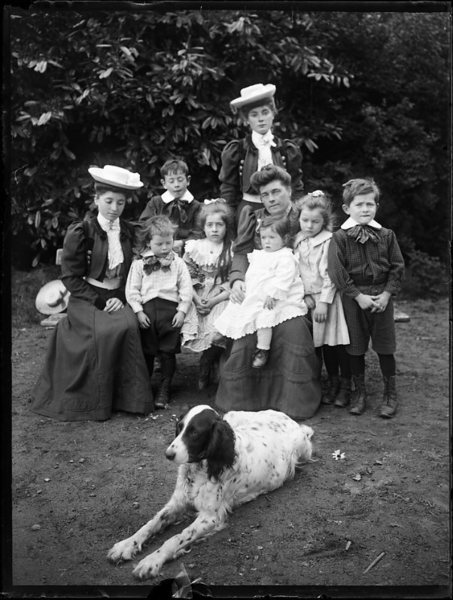 Famille de Kerever au jardin