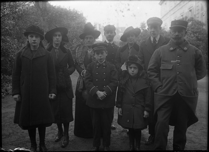 La famille de Kerever en tenue de deuil