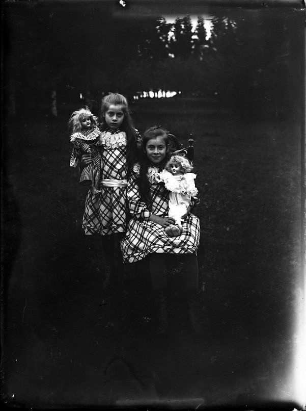 Alix, Annie et leurs poupées