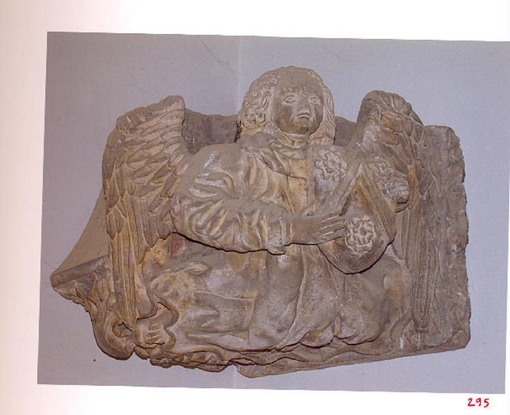 Ange portant un écu