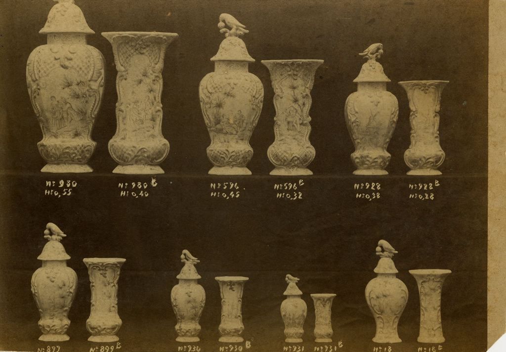 Ensemble de potiches et vases en faïence, sur deux niveaux