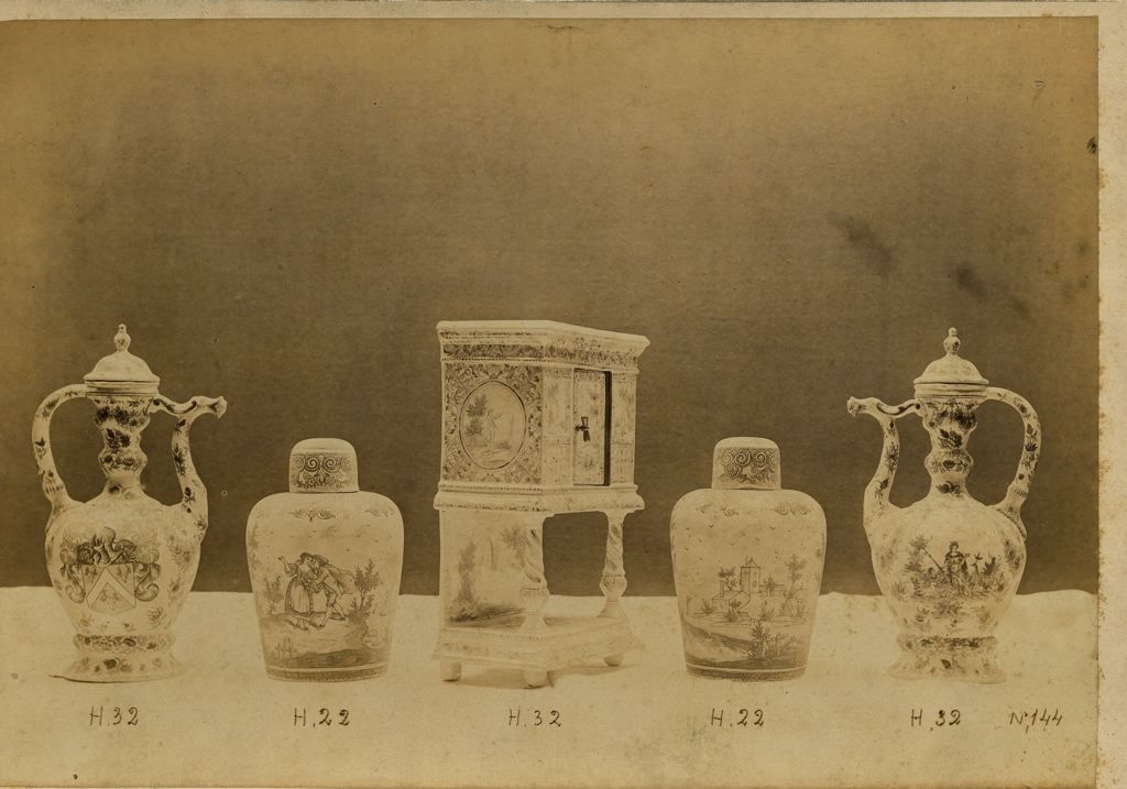 Coffre, flacons et aiguières