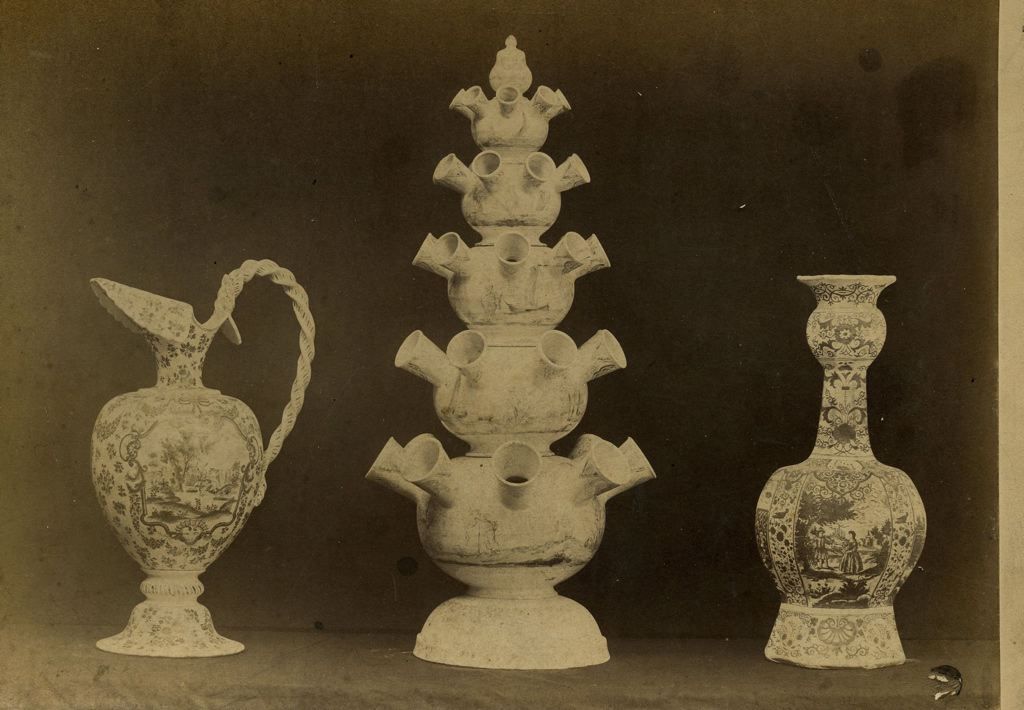 Tulipière, vase à panse ronde, et aiguière