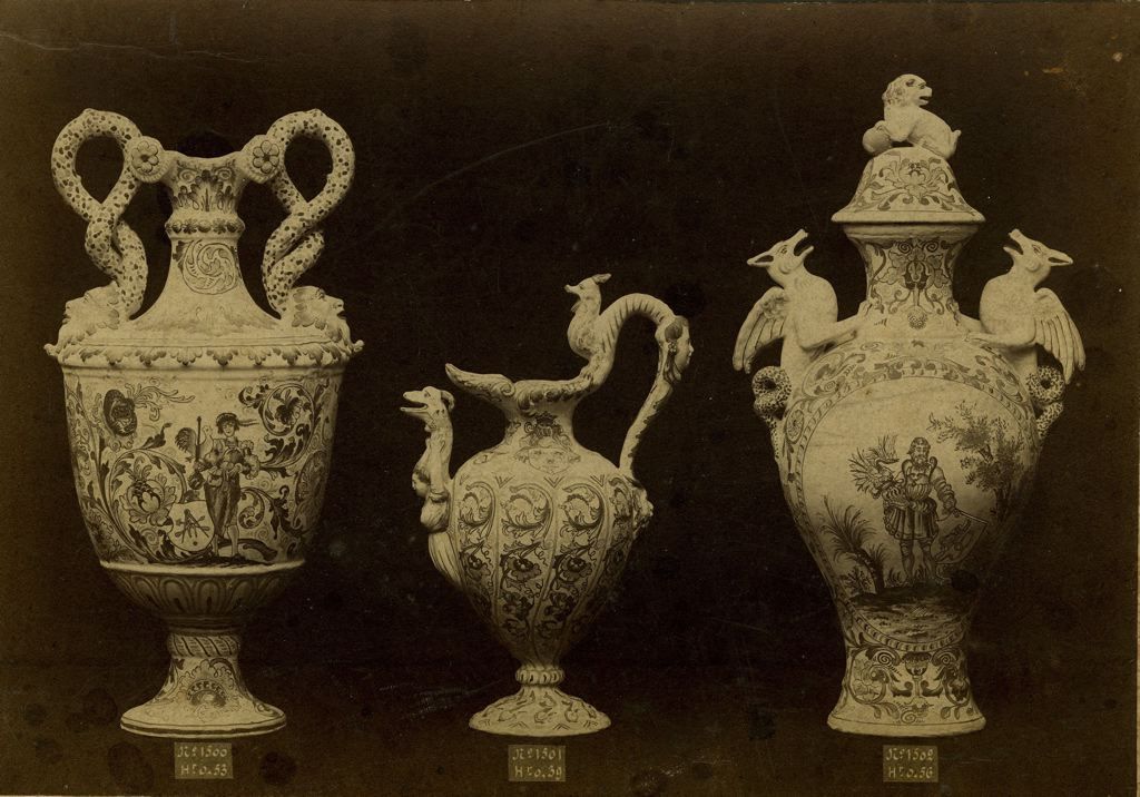 Vase zoomorphe avec deux potiches italianisantes