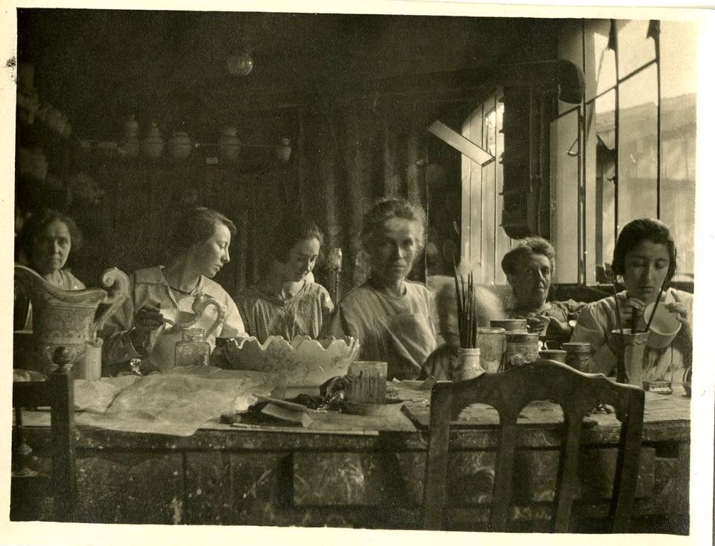 Atelier de décoration sur céramique