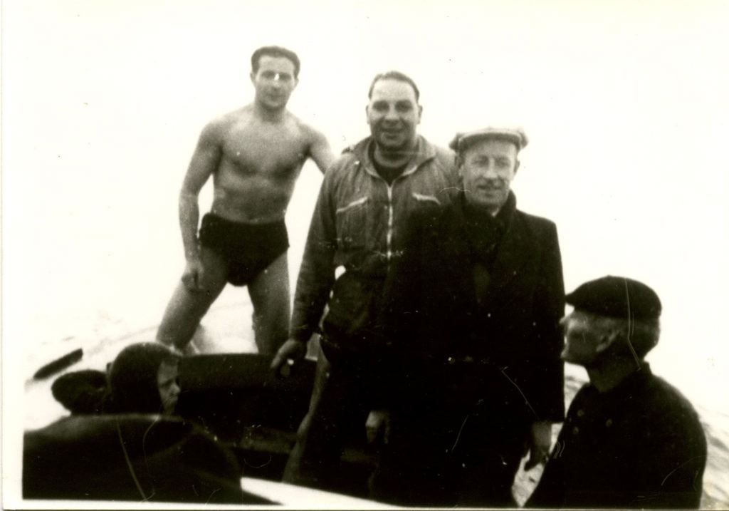 Photographie de groupe autour d'André Prévot