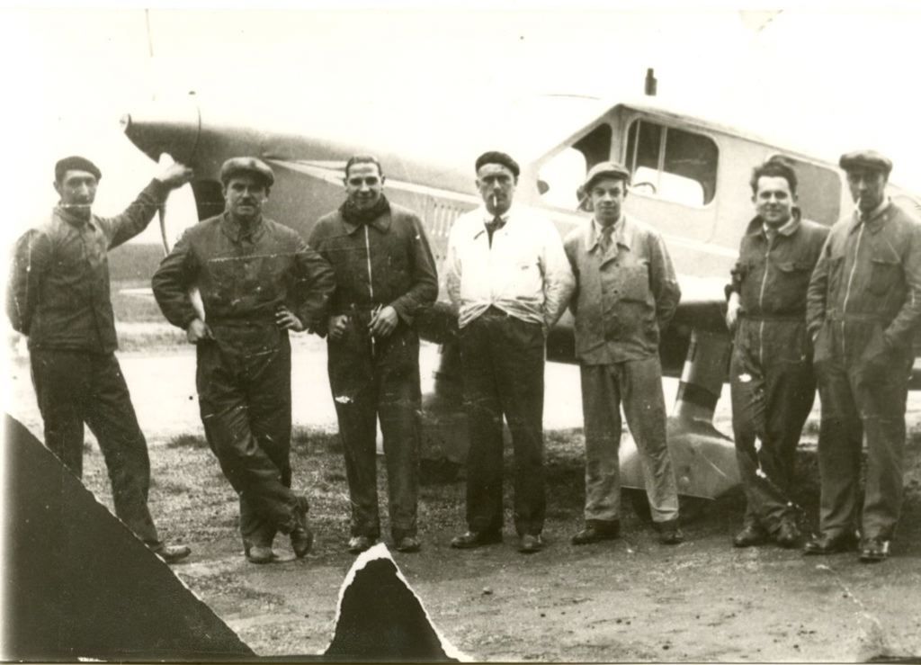 Photographie de groupe autour d'André Prévot