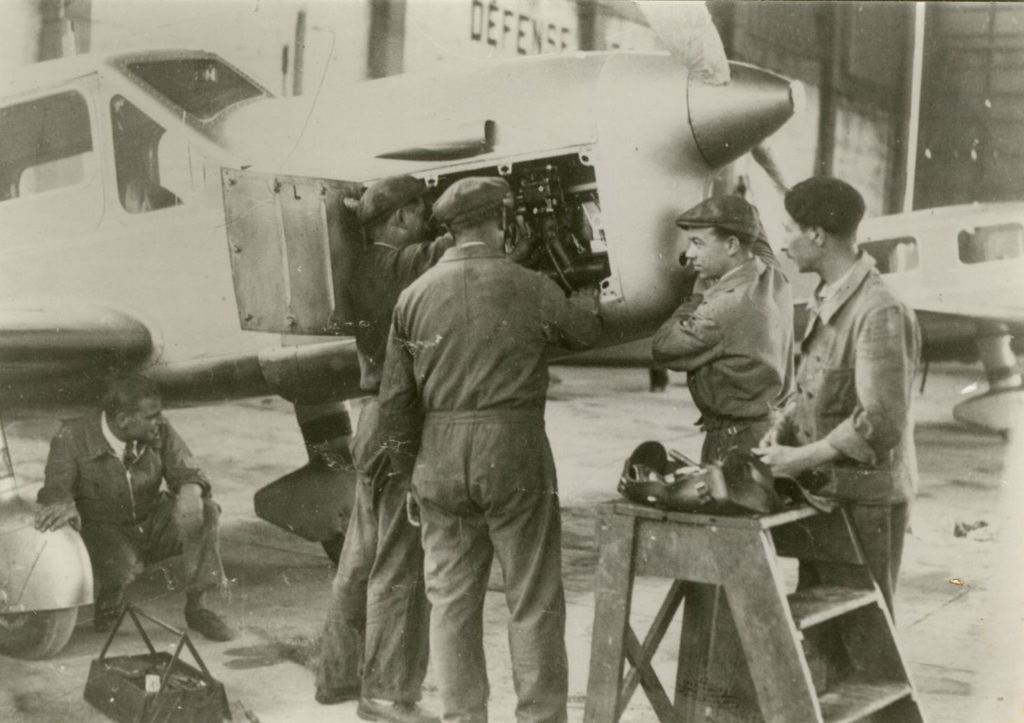 Photographie de groupe autour d'André Prévot