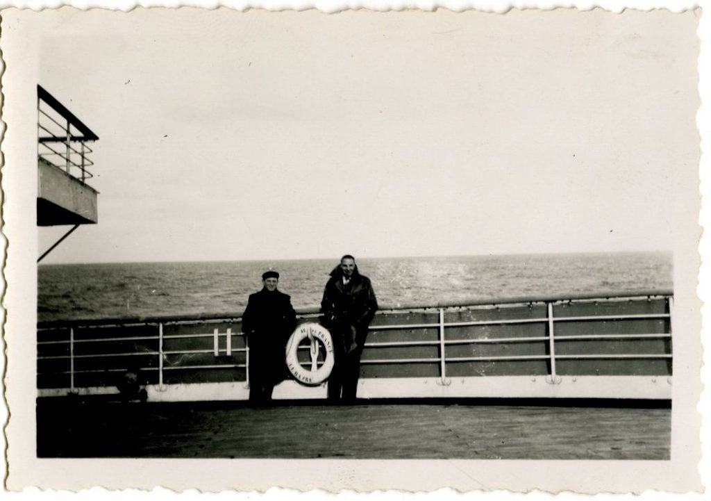 André Prévot pose sur le paquebot Île de France
