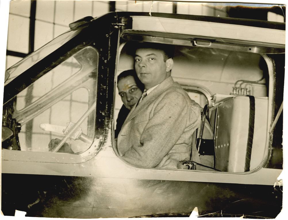Antoine de Saint-Exupéry et André Prévot posent dans leur avion