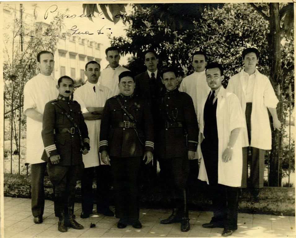Photographie de groupe du personnel d'hôpital ayant soigné André Prévot et Antoine de Saint-Exupéry
