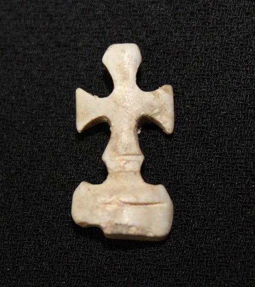 Petite croix en ivoire