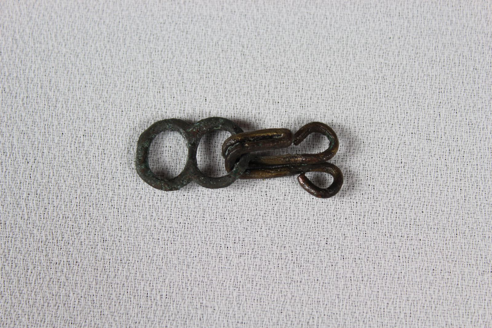 Agrafe d'un vêtement féminin