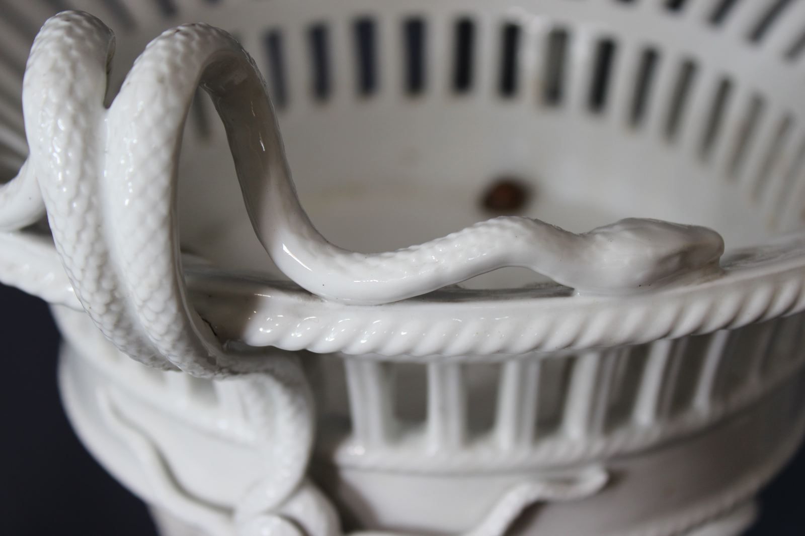 Corbeille aux serpents et aux sphynges