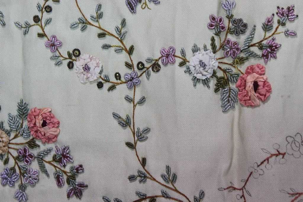 Carré de tissu brodé