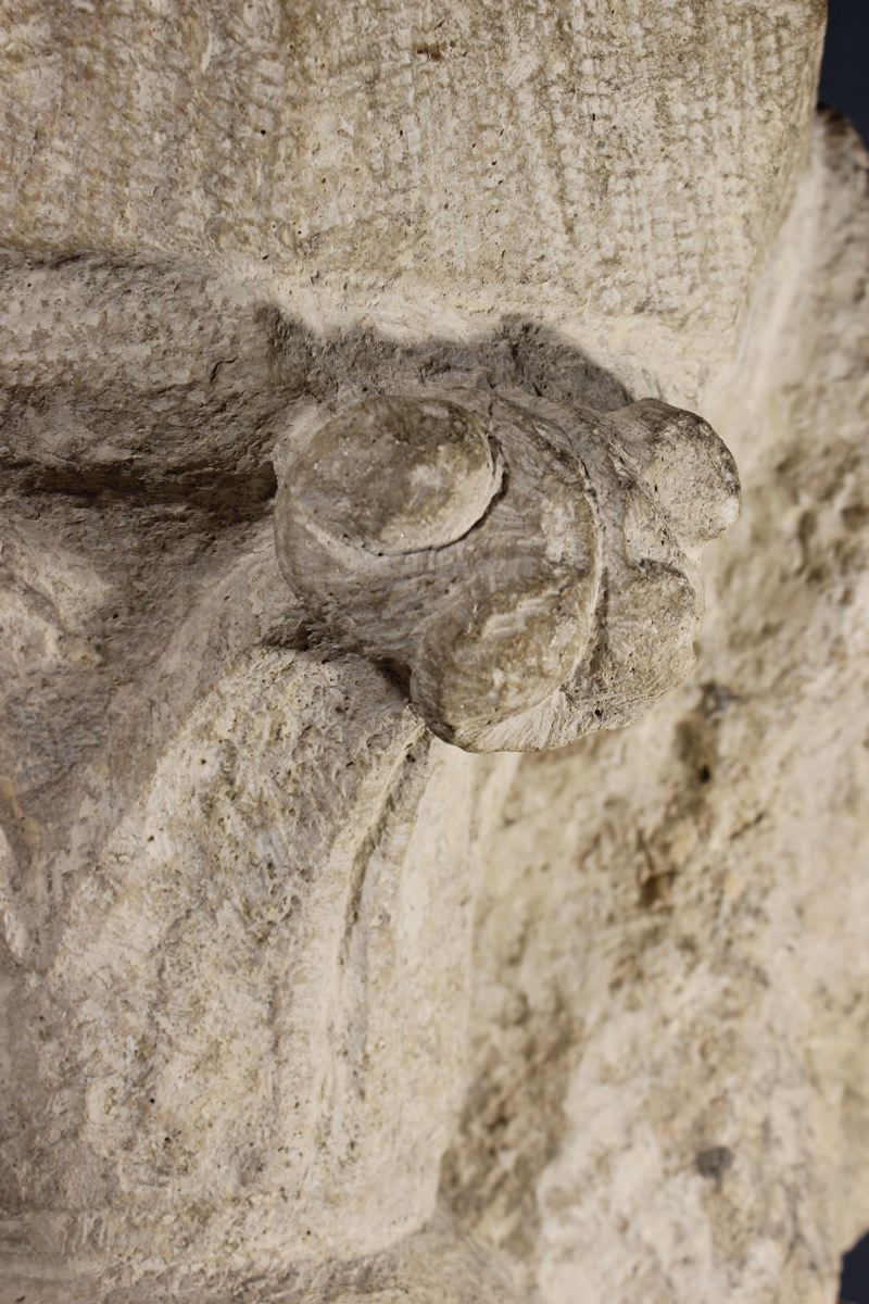 Cul-de-lampe et chapiteau à crochets