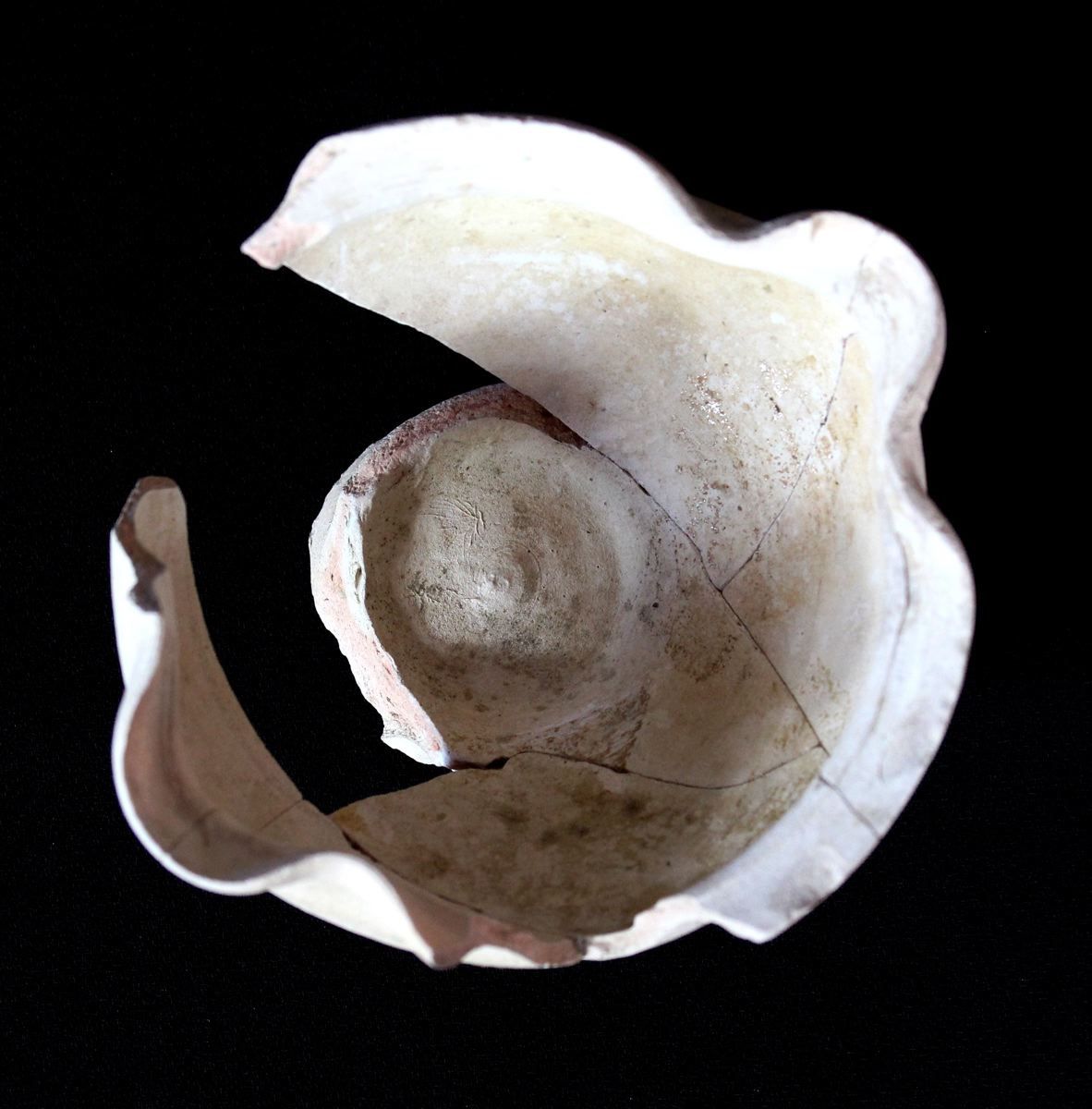 Tasse polylobée en terre blanche