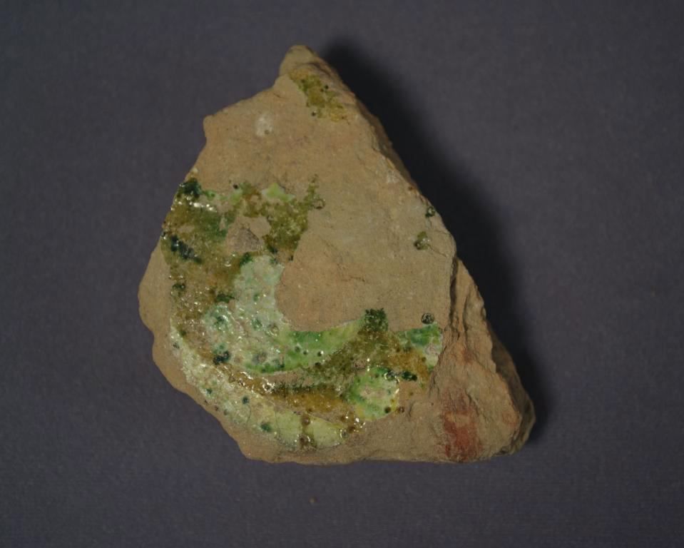 Carreau fragmenté avec émail plombifère