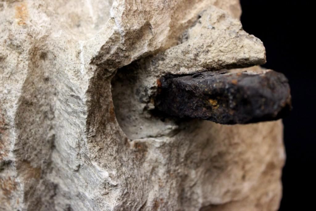 Brochage entre deux éléments de décor