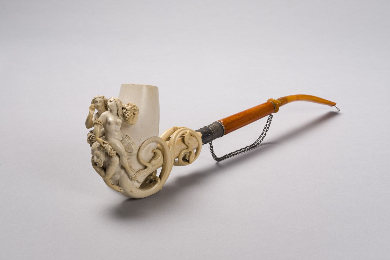 Pipe au fourneau ornée d'une femme et d'un amour ailé surmontant une figure de diable