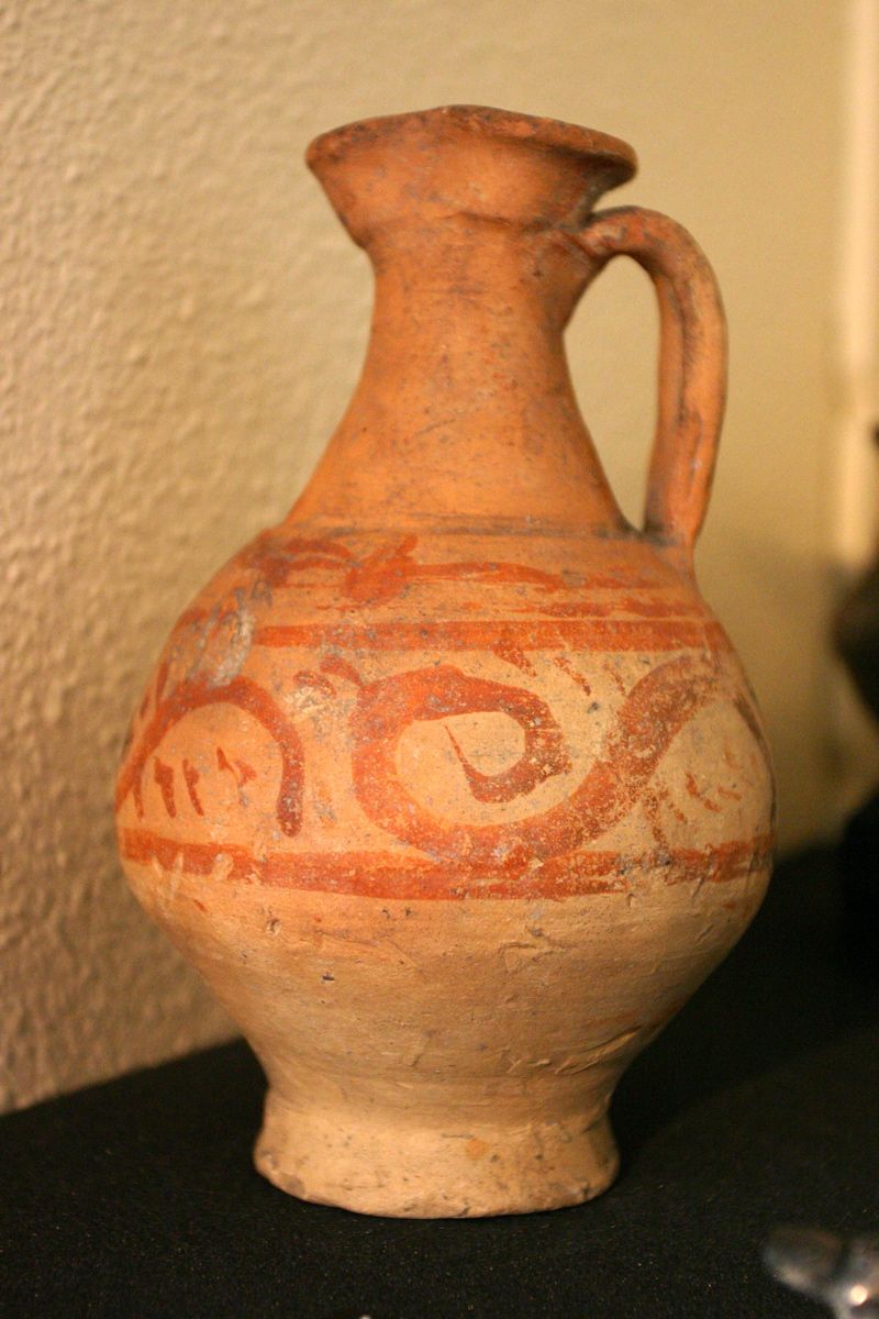 Cruche à anse et à bec, terre rose, décor peint de volutes brun rouge