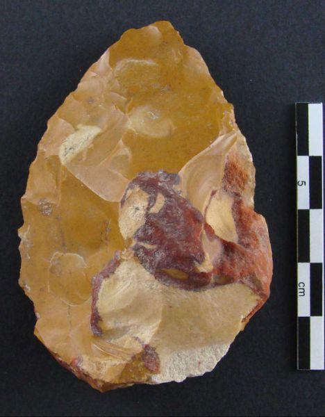 Biface à base réservée