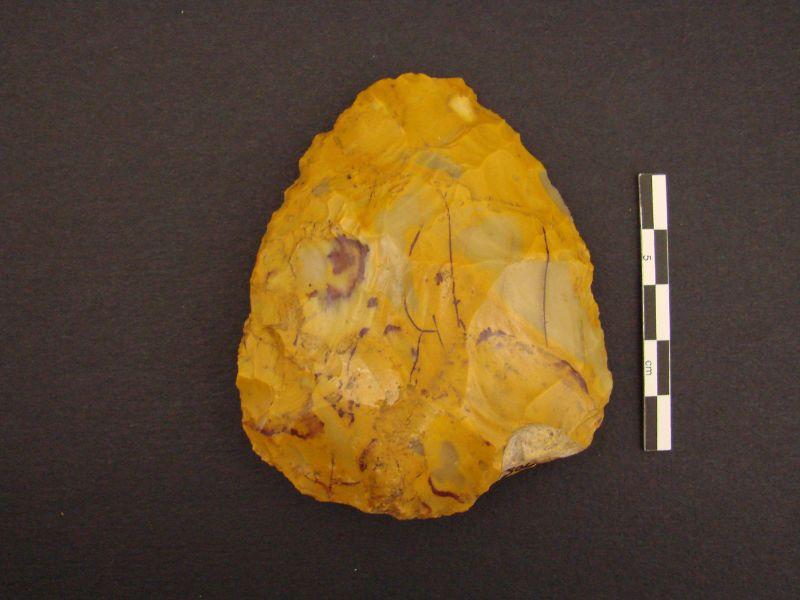 Biface à base réservée