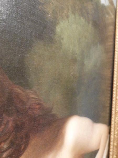 Un adolescent près d'une fontaine