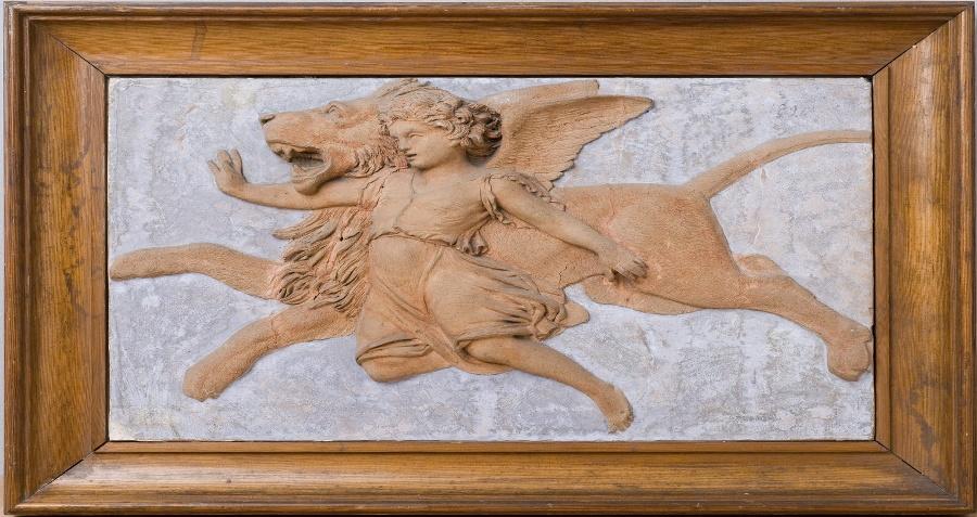 Génie ailé volant derrière lui un lion à gueule ouverte