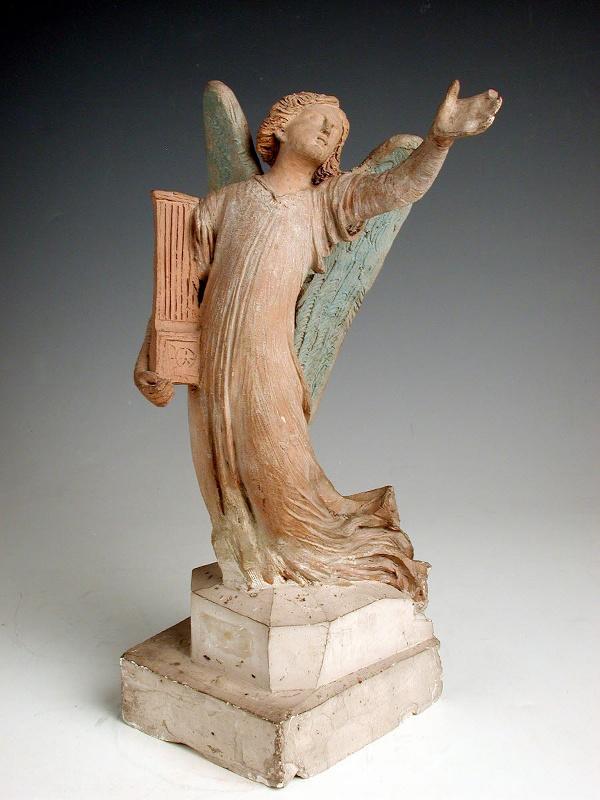 Ange ailé tenant une harpe