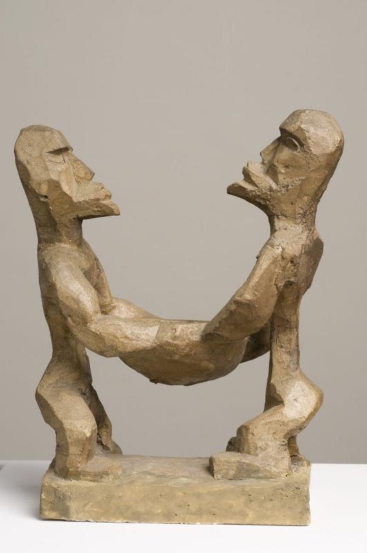 Deux hommes portant une jatte