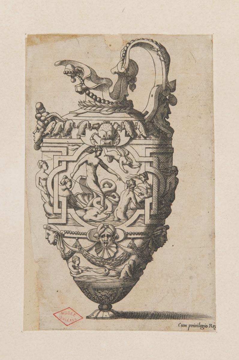 Aiguière ornée de Néréides