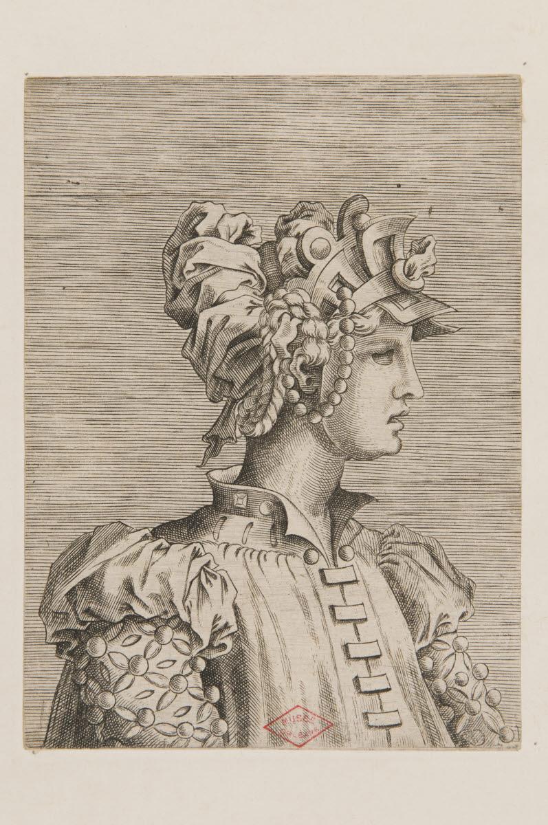 Figure féminine en buste coiffée d'un masque et d'une parure de tissu et perles