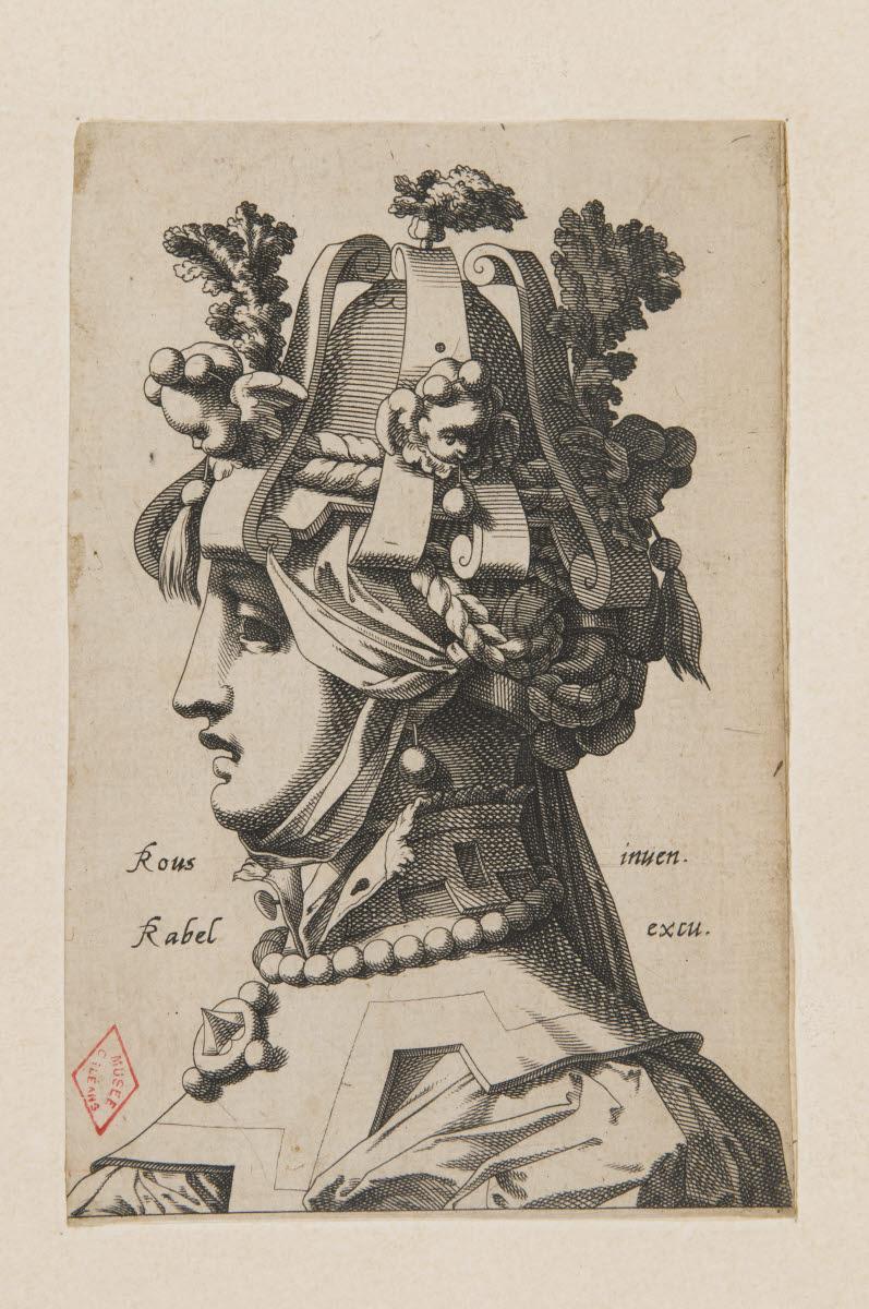 Figure féminine en buste coiffée d'un masque et d'une coiffure avec deux putti