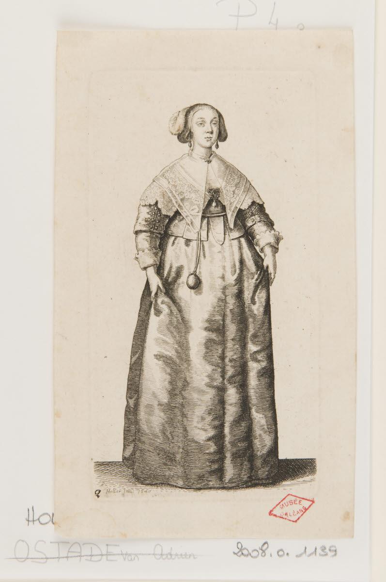 Femme de face en robe et col de dentelle