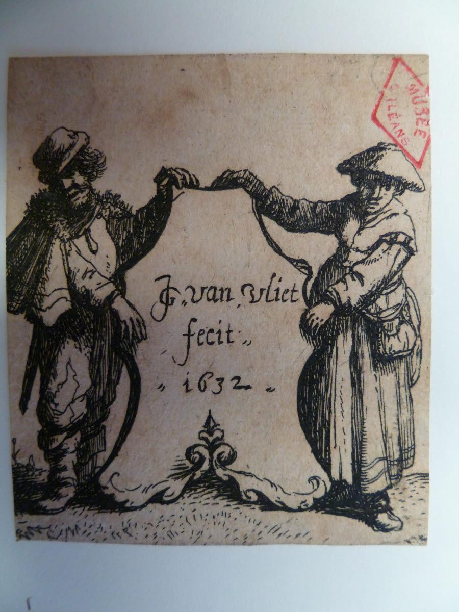 Une homme et une femme tenant un écusson