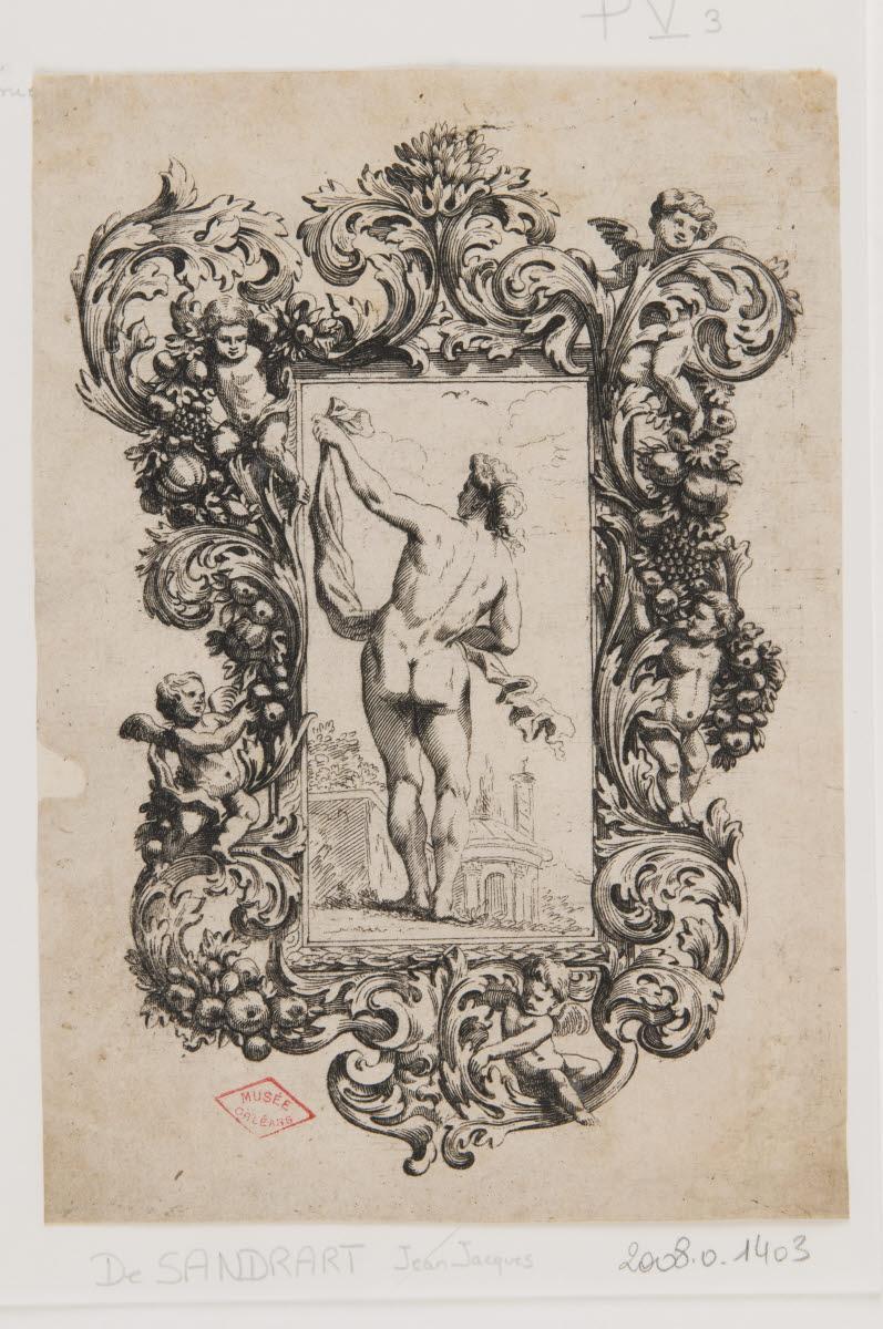 Un homme nu debout de dos tenant une étoffe