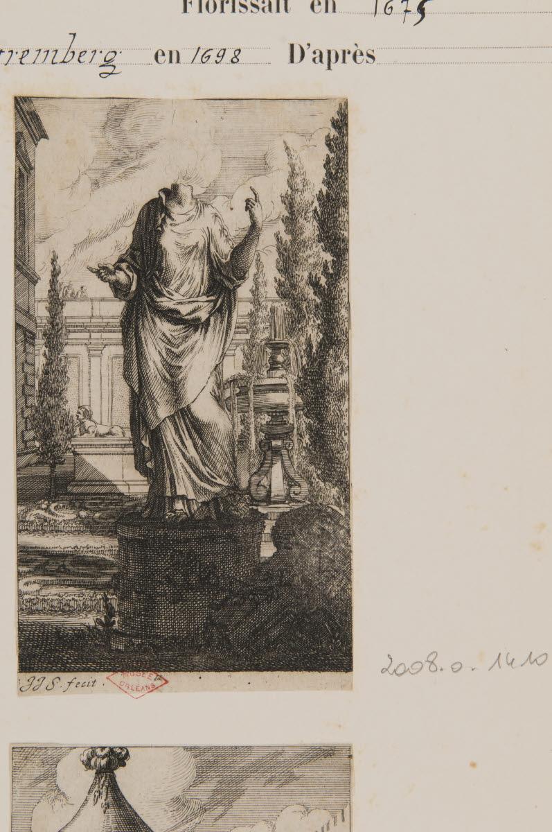 Une statue antique dans un jardin