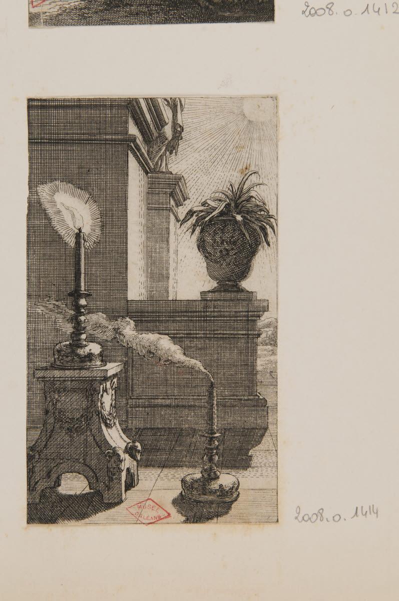 Deux bougeoirs et un pot de fleurs sur un entablement