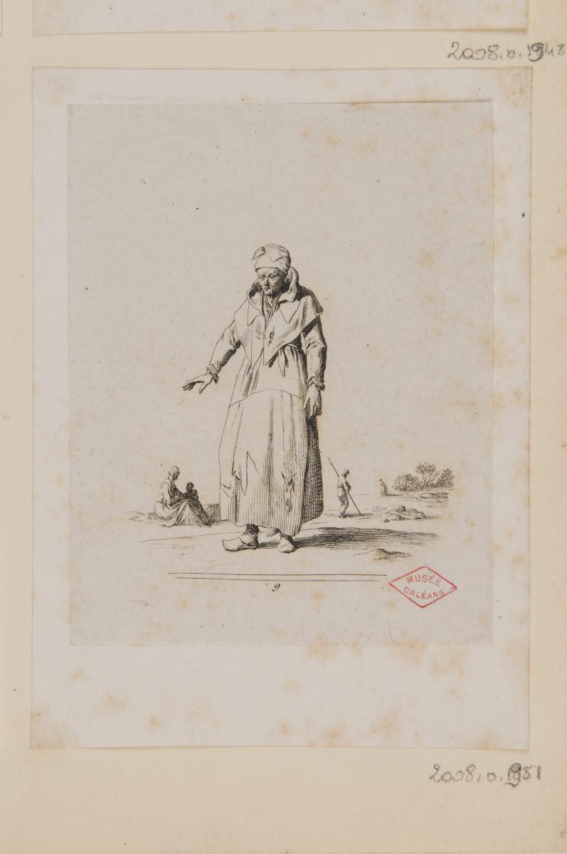 Une mendiante debout de face tête baissée